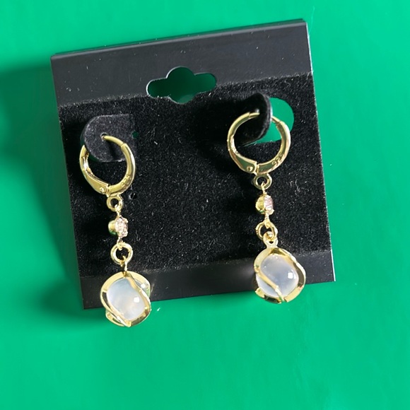 Drop earrings in gold and clear stone - Picture 2 of 4